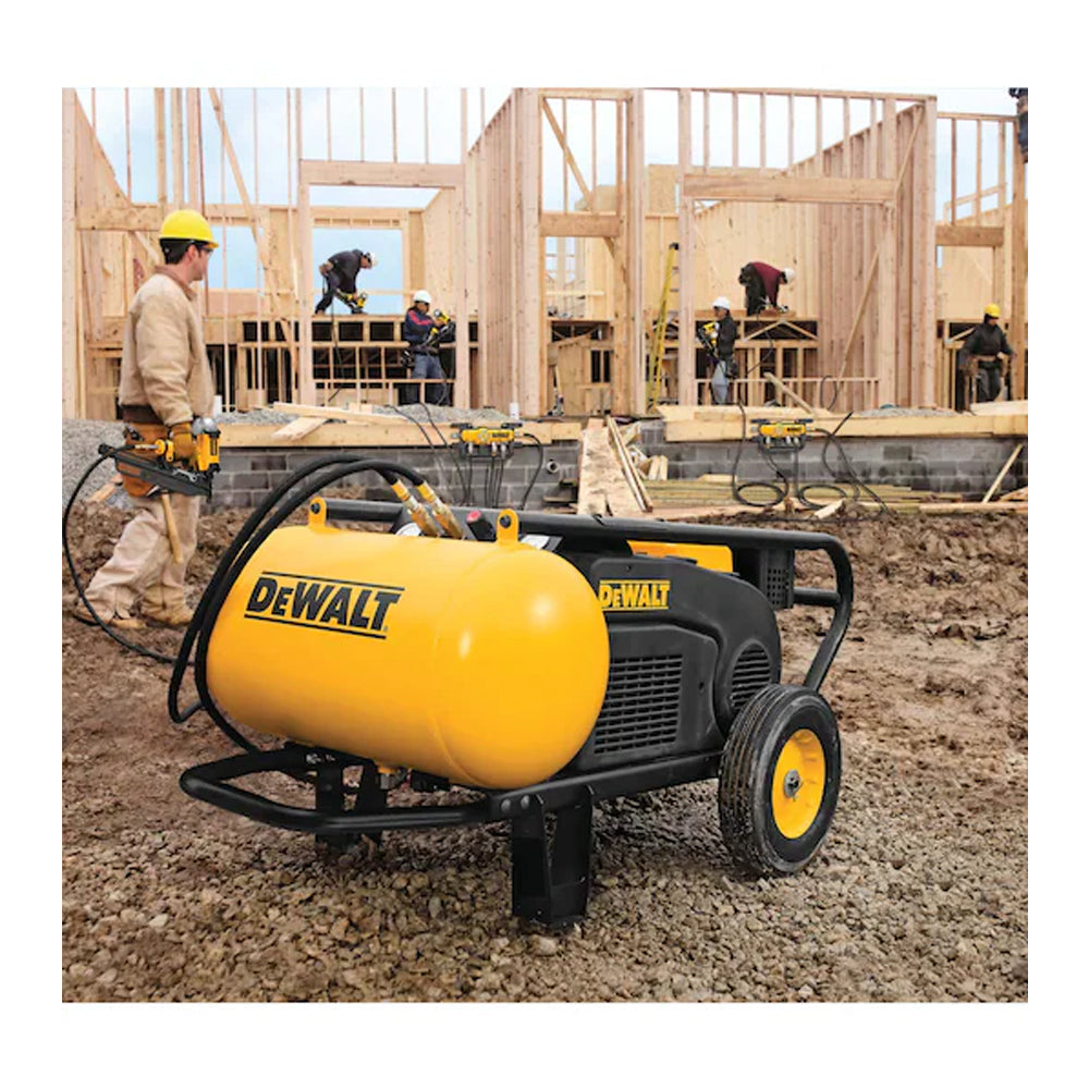 DeWalt D55040 Heavy-Duty QUADRAPORT™ Air Line Splitter with Regulator & 1/4 in. Couplers
